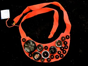 Imagen Collar de botones rojo