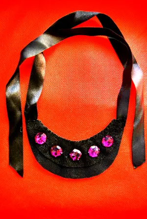 Imagen Collar negro con piedras violetas